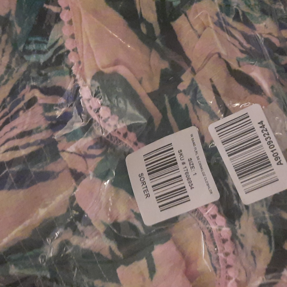 Torrid Crinkle Gauze Cold Shoulder Tropical Ruffle Top - Picture 5 of 10